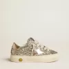 May Young in glitter platino con stella e linguetta sul tallone in pelle metallizzata May Young in glitter platino con stella e linguetta sul tallone in pelle metallizzata