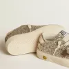 May Young in glitter platino con stella e linguetta sul tallone in pelle metallizzata May Young in glitter platino con stella e linguetta sul tallone in pelle metallizzata