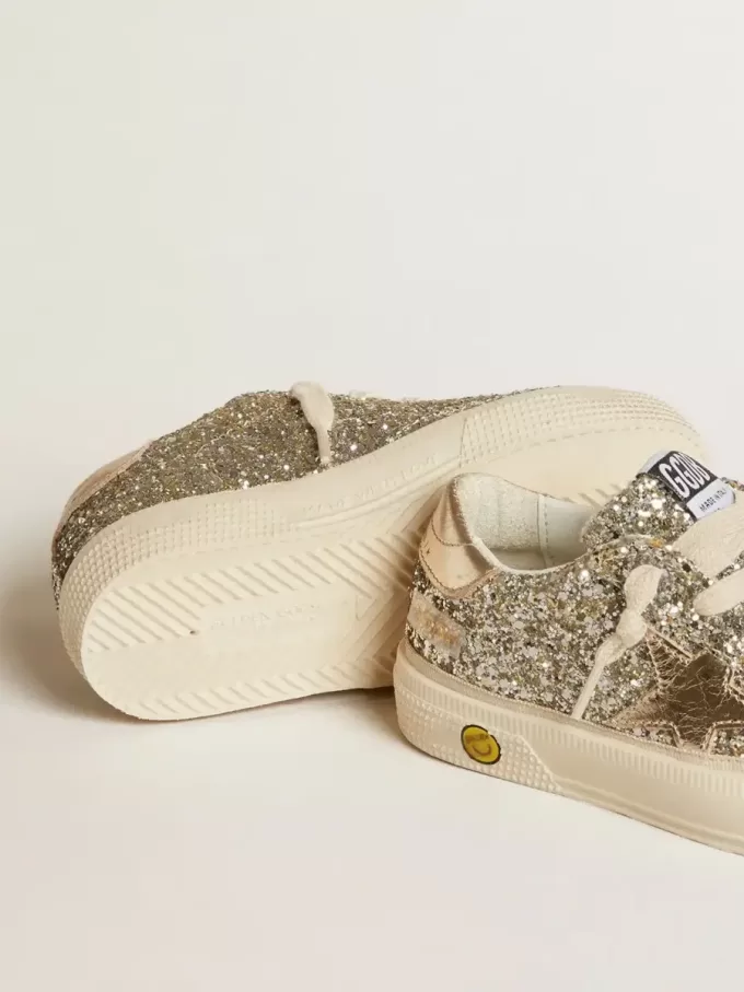 May Young in glitter platino con stella e linguetta sul tallone in pelle metallizzata May Young in glitter platino con stella e linguetta sul tallone in pelle metallizzata