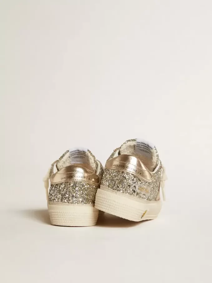 May Young in glitter platino con stella e linguetta sul tallone in pelle metallizzata May Young in glitter platino con stella e linguetta sul tallone in pelle metallizzata