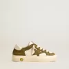May Young in pelle bianca e verde militare