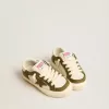 May Young in pelle bianca e verde militare