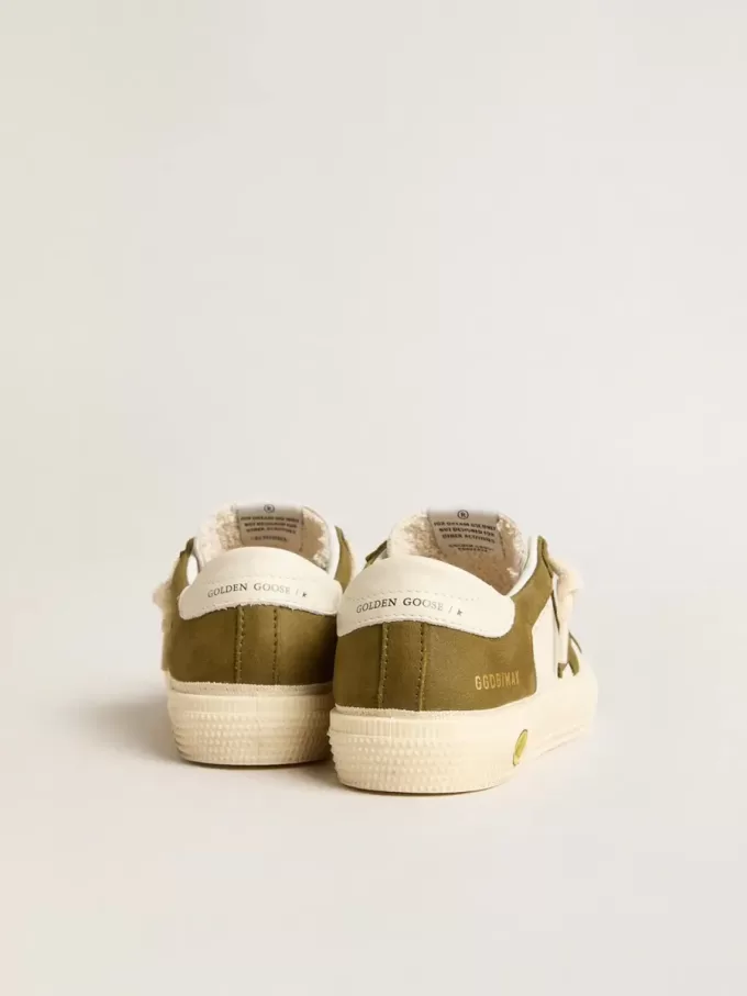 May Young in pelle bianca e verde militare