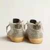 Mid Star da donna in pelle scamosciata bianca e grigio tortora con cristalli Swarovski Mid Star da donna in pelle scamosciata bianca e grigio tortora con cristalli Swarovski