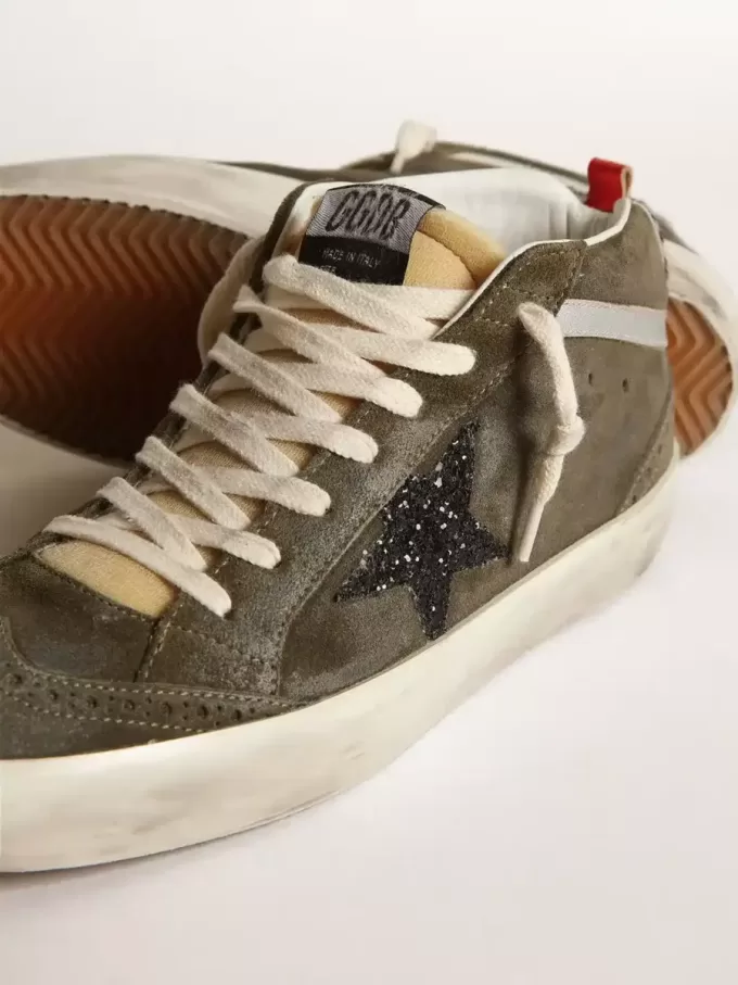 Mid-Star da donna in pelle scamosciata verde oliva con stella glitterata nera e linguetta sul tallone in pelle di pony
