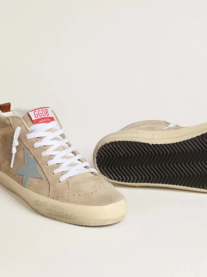 Mid Star da uomo in pelle scamosciata beige con stella e linguetta sul tallone in pelle blu polvere Mid Star da uomo in pelle scamosciata beige con stella e linguetta sul tallone in pelle blu polvere