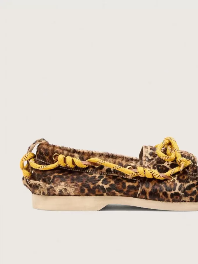 Mocassino Cruise da donna in pelle di pony con stampa leopardata e lacci da trekking gialli Mocassino Cruise da donna in pelle di pony con stampa leopardata e lacci da trekking gialli