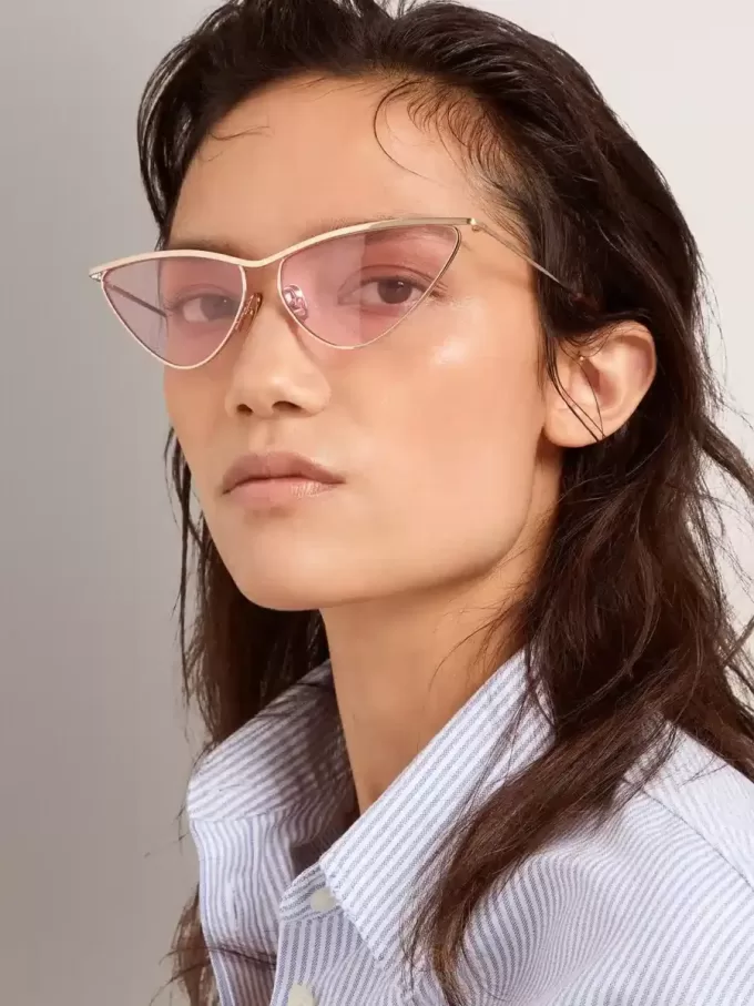 Montatura da sole stile cat-eye con telaio e lenti rosa Montatura da sole stile cat-eye con telaio e lenti rosa