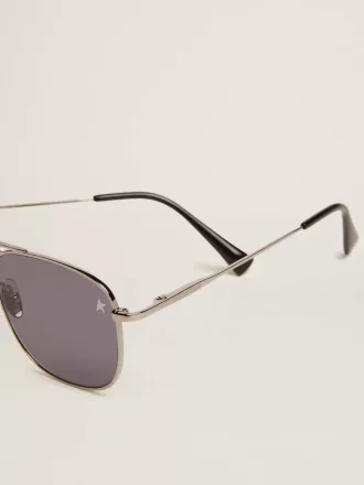 Occhiali da sole aviator Roger con montatura nera e lenti nere Occhiali da sole aviator Roger con montatura nera e lenti nere