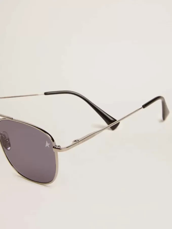 Occhiali da sole aviator Roger con montatura nera e lenti nere Occhiali da sole aviator Roger con montatura nera e lenti nere