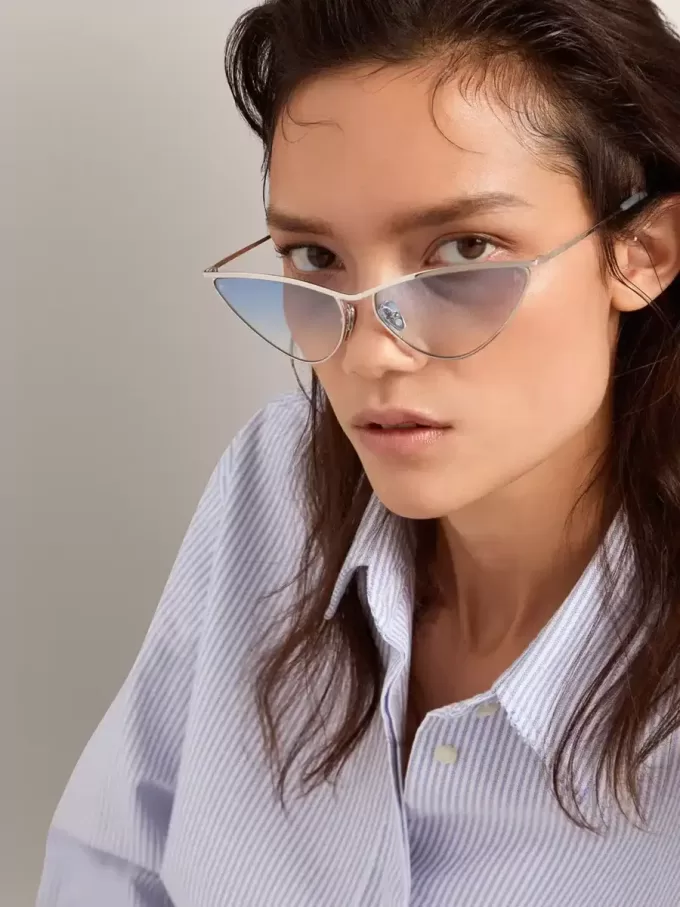 Occhiali da sole modello cat-eye con montatura argento e lenti blu Occhiali da sole modello cat-eye con montatura argento e lenti blu