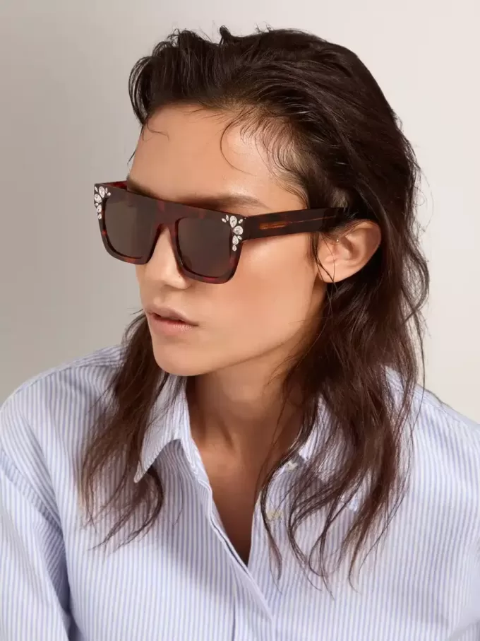 Occhiali da sole modello quadrato con montatura havana e cristalli Occhiali da sole modello quadrato con montatura havana e cristalli