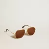 Occhiali da sole stile aviator con montatura dorata e lenti marroni Occhiali da sole stile aviator con montatura dorata e lenti marroni