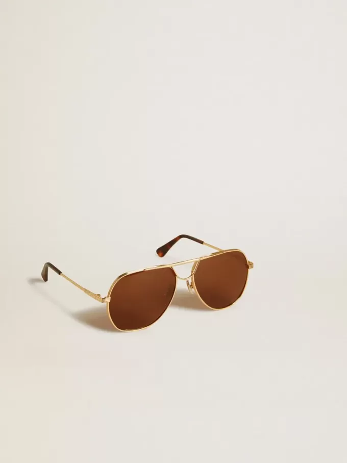 Occhiali da sole stile aviator con montatura dorata e lenti marroni Occhiali da sole stile aviator con montatura dorata e lenti marroni