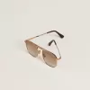 Occhiali da sole stile aviatore con montatura dorata e lenti beige Occhiali da sole stile aviatore con montatura dorata e lenti beige