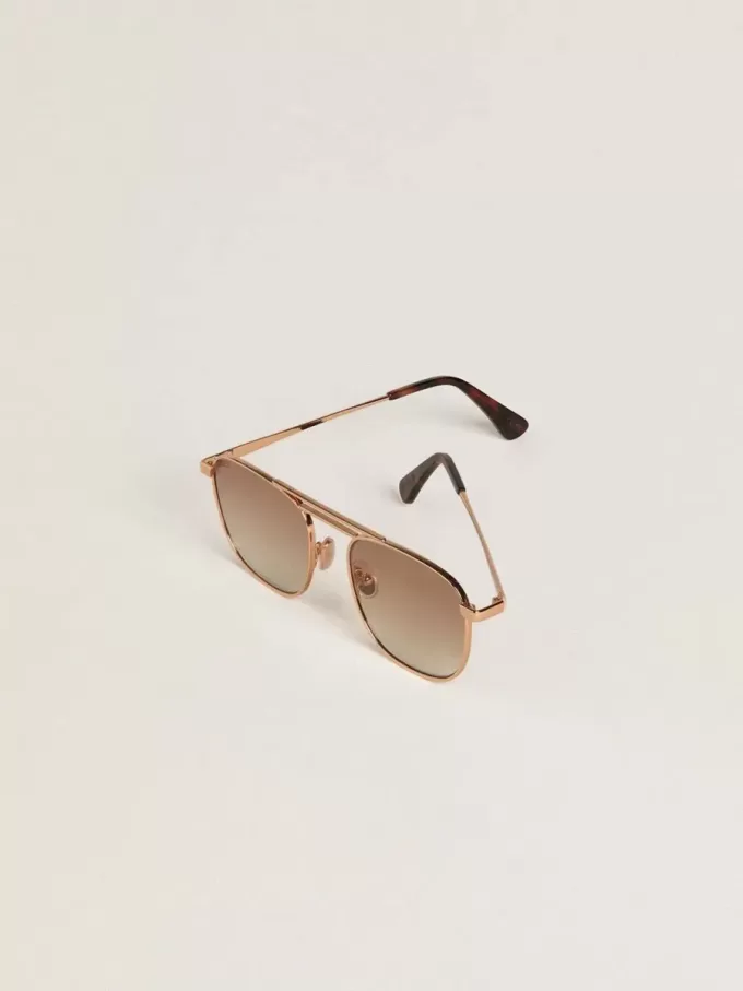 Occhiali da sole stile aviatore con montatura dorata e lenti beige Occhiali da sole stile aviatore con montatura dorata e lenti beige