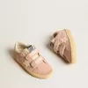 Old School Young in pelle scamosciata rosa con stella e linguetta sul tallone in pelle color crema Old School Young in pelle scamosciata rosa con stella e linguetta sul tallone in pelle color crema