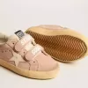 Old School Young in pelle scamosciata rosa con stella e linguetta sul tallone in pelle color crema Old School Young in pelle scamosciata rosa con stella e linguetta sul tallone in pelle color crema