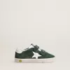Old School Young in pelle scamosciata verde con stella e linguetta sul tallone in pelle bianca Old School Young in pelle scamosciata verde con stella e linguetta sul tallone in pelle bianca