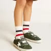 Old School Young in pelle scamosciata verde con stella e linguetta sul tallone in pelle bianca Old School Young in pelle scamosciata verde con stella e linguetta sul tallone in pelle bianca