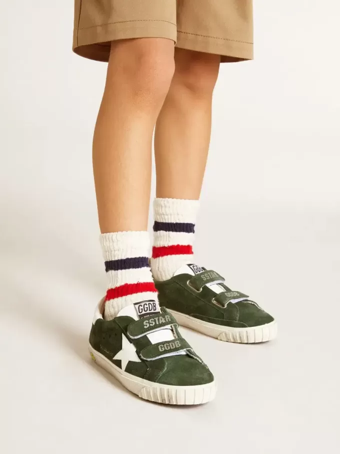 Old School Young in pelle scamosciata verde con stella e linguetta sul tallone in pelle bianca Old School Young in pelle scamosciata verde con stella e linguetta sul tallone in pelle bianca
