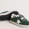Old School Young in pelle scamosciata verde con stella e linguetta sul tallone in pelle bianca Old School Young in pelle scamosciata verde con stella e linguetta sul tallone in pelle bianca