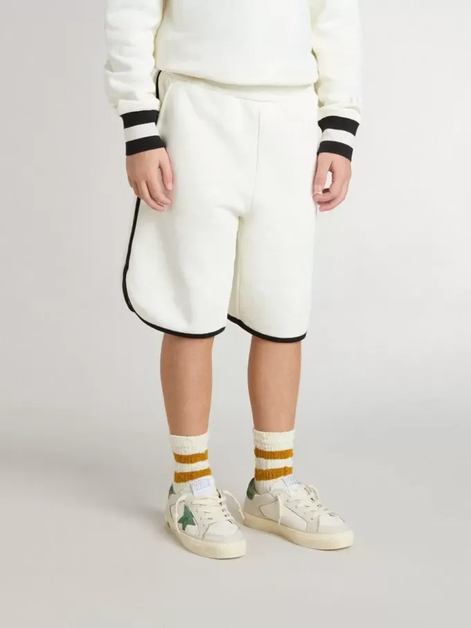 Pantaloncini bianchi da bambino con logo ricamato