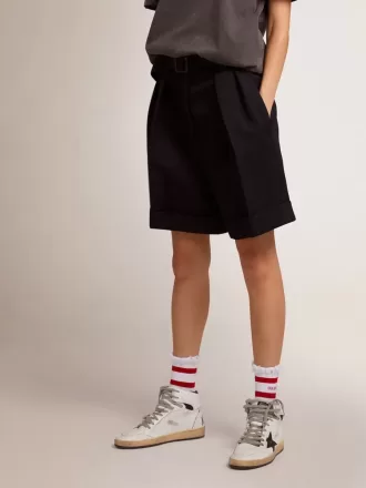 Pantaloncini da donna in gabardine di lana nera con cintura in vita