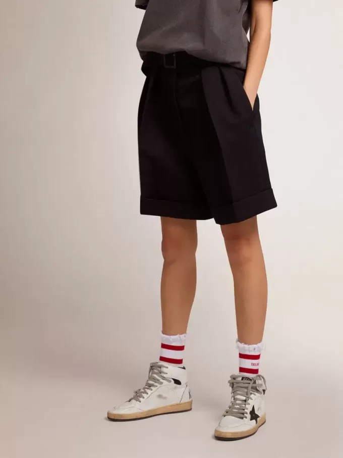Pantaloncini da donna in gabardine di lana nera con cintura in vita Pantaloncini da donna in gabardine di lana nera con cintura in vita