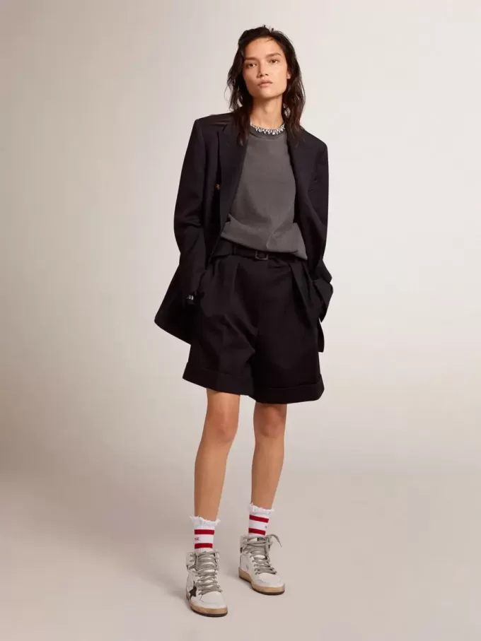 Pantaloncini da donna in gabardine di lana nera con cintura in vita Pantaloncini da donna in gabardine di lana nera con cintura in vita