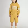 Pantaloncini da jogging per bambini in giallo ocra con ricamo