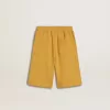 Pantaloncini da jogging per bambini in giallo ocra con ricamo