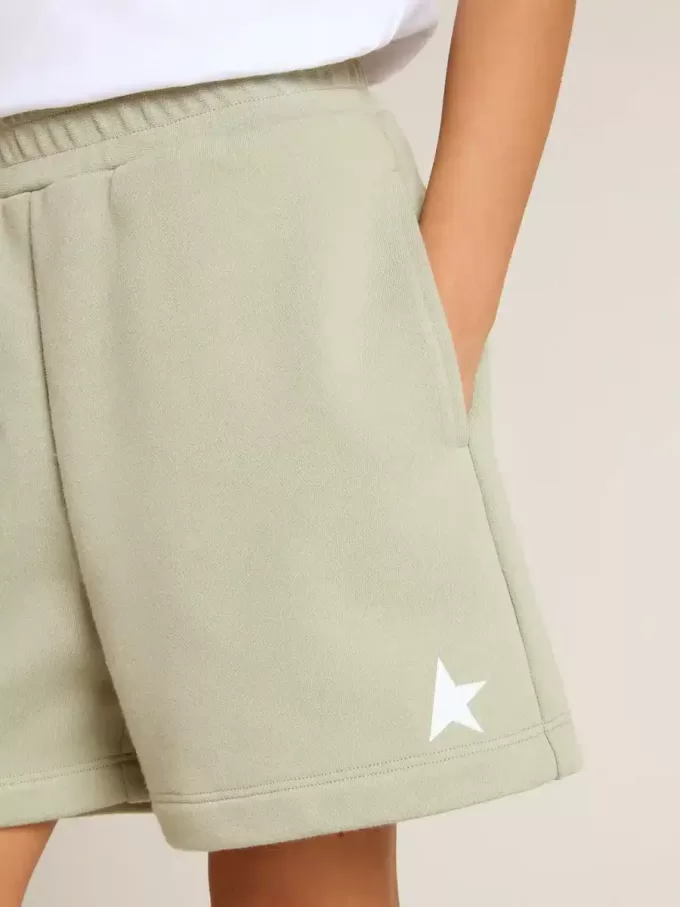 Pantaloncini verde chiaro con stella bianca Pantaloncini verde chiaro con stella bianca