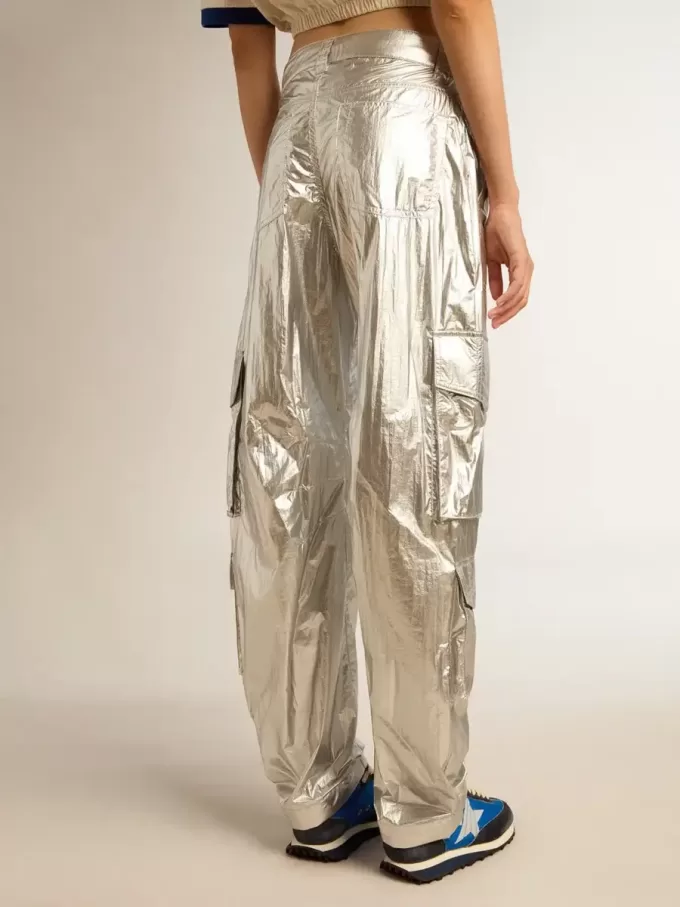 Pantaloni cargo da donna in tessuto tecnico argento Pantaloni cargo da donna in tessuto tecnico argento