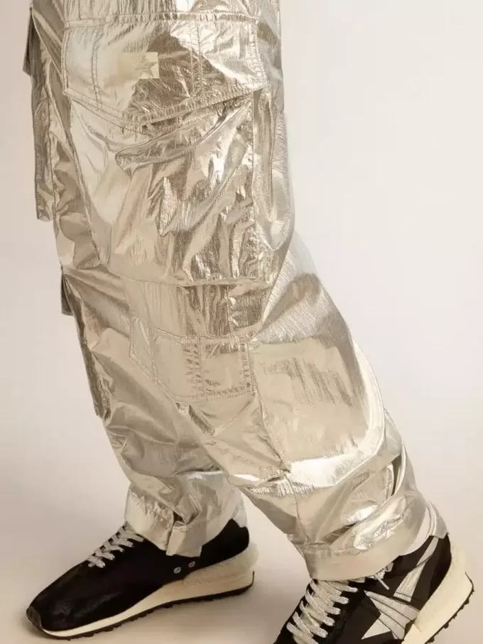 Pantaloni cargo da uomo in tessuto tecnico argento Pantaloni cargo da uomo in tessuto tecnico argento