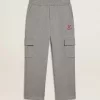 Pantaloni cargo joggers in cotone grigio melange con ricami