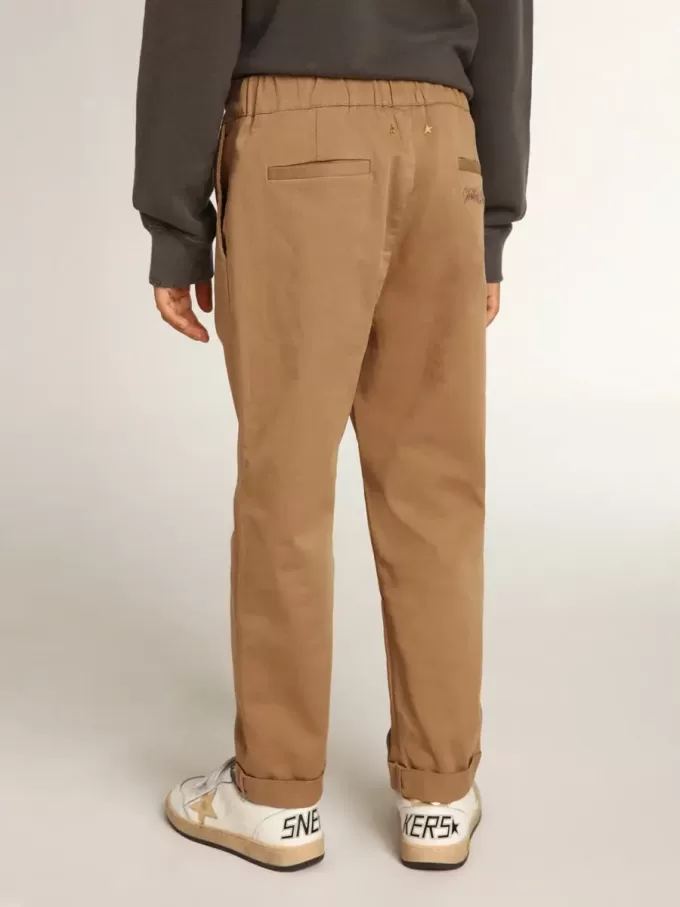 Pantaloni chino da bambino in cotone color caramello