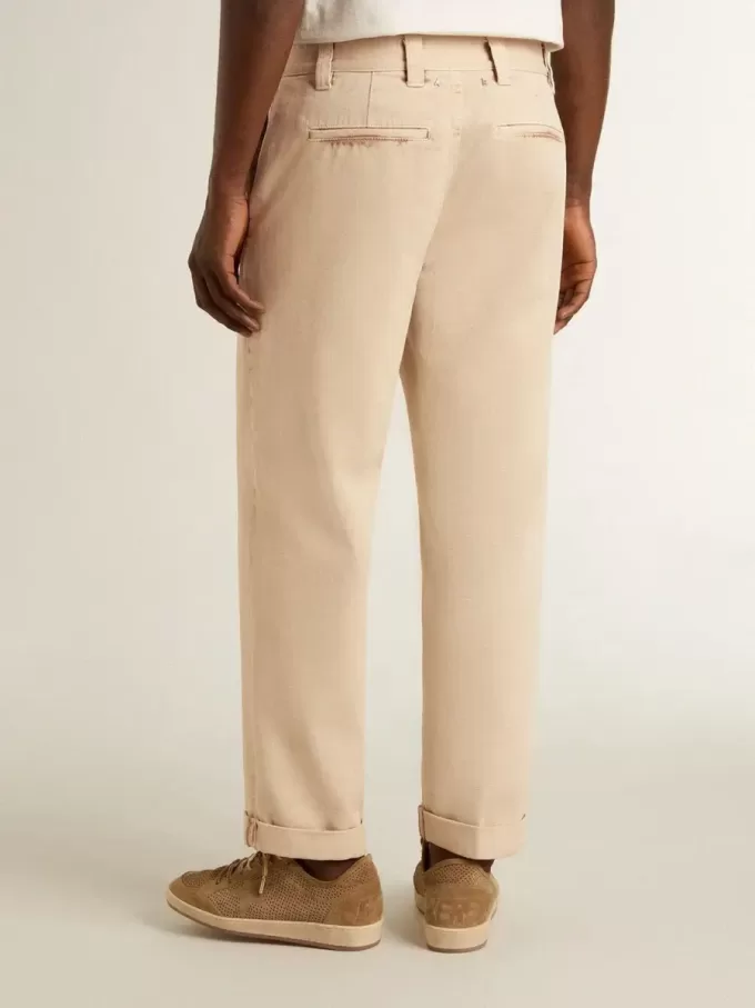Pantaloni chino da uomo beige con finitura effetto vissuto