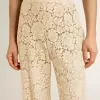 Pantaloni da donna color crema in pizzo trasparente Pantaloni da donna color crema in pizzo trasparente
