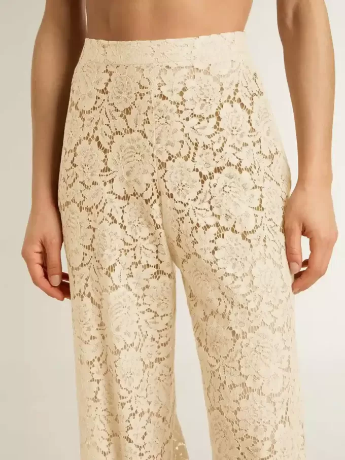 Pantaloni da donna color crema in pizzo trasparente Pantaloni da donna color crema in pizzo trasparente