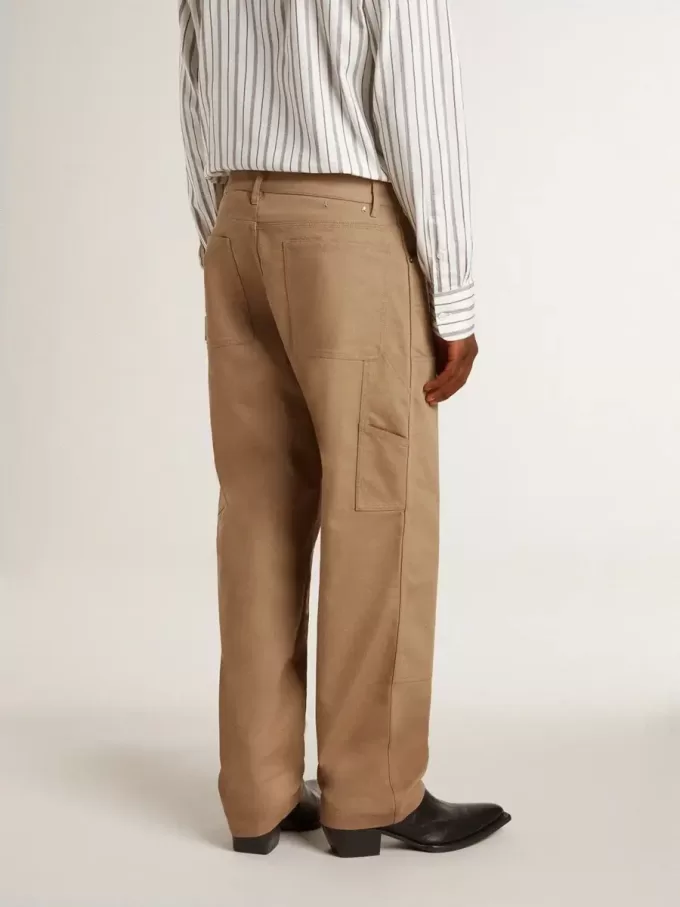 Pantaloni da uomo beige con toppe