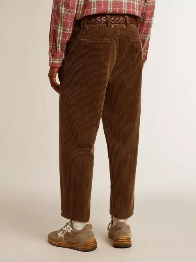 Pantaloni da uomo in velluto a coste color oliva scuro Pantaloni da uomo in velluto a coste color oliva scuro