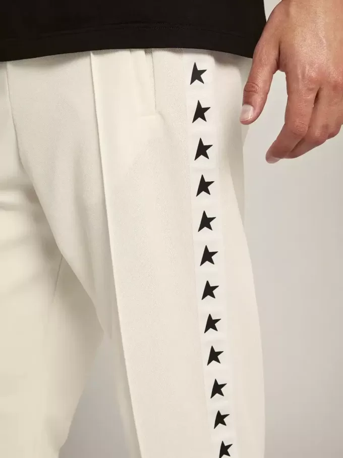 Pantaloni jogging da uomo bianchi con stelle nere sui lati Pantaloni jogging da uomo bianchi con stelle nere sui lati