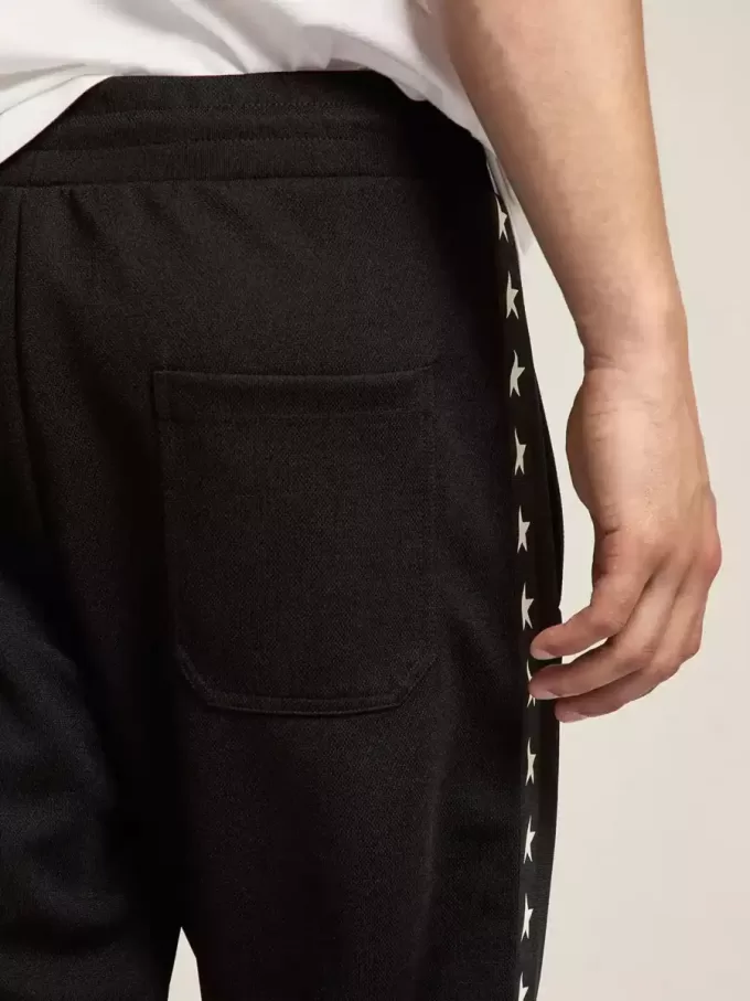 Pantaloni jogging da uomo neri con stelle bianche sui lati Pantaloni jogging da uomo neri con stelle bianche sui lati