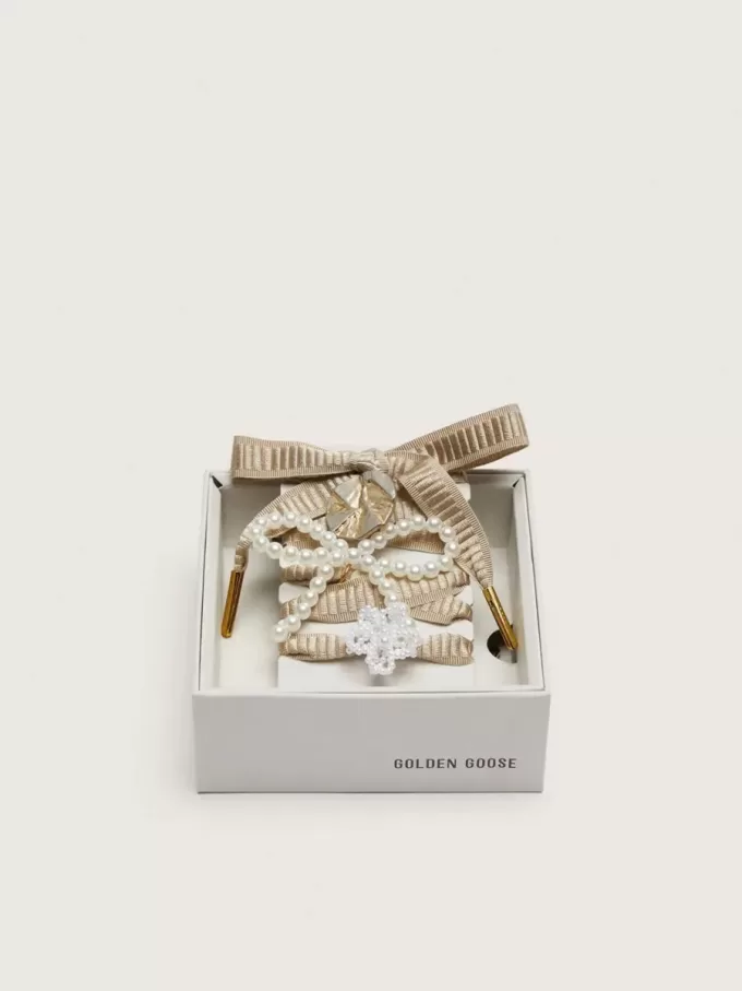 Pelle Lacci ricamati beige “Sparkling” con charm applicati in perline e charm dorato Pelle Lacci ricamati beige “Sparkling” con charm applicati in perline e charm dorato