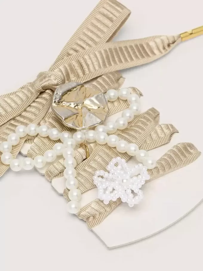Pelle Lacci ricamati beige “Sparkling” con charm applicati in perline e charm dorato Pelle Lacci ricamati beige “Sparkling” con charm applicati in perline e charm dorato