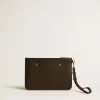 Pochette in pelle nera con logo in rilievo