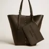 Pochette in pelle nera con logo in rilievo