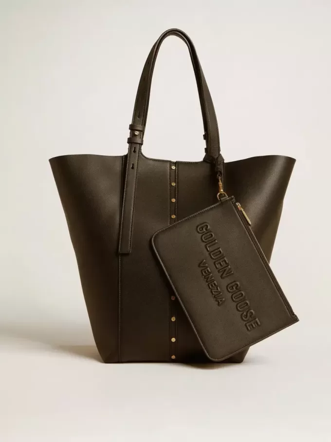 Pochette in pelle nera con logo in rilievo