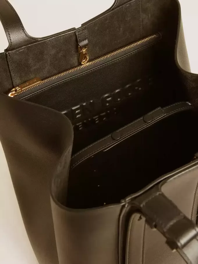 Pochette in pelle nera con logo in rilievo
